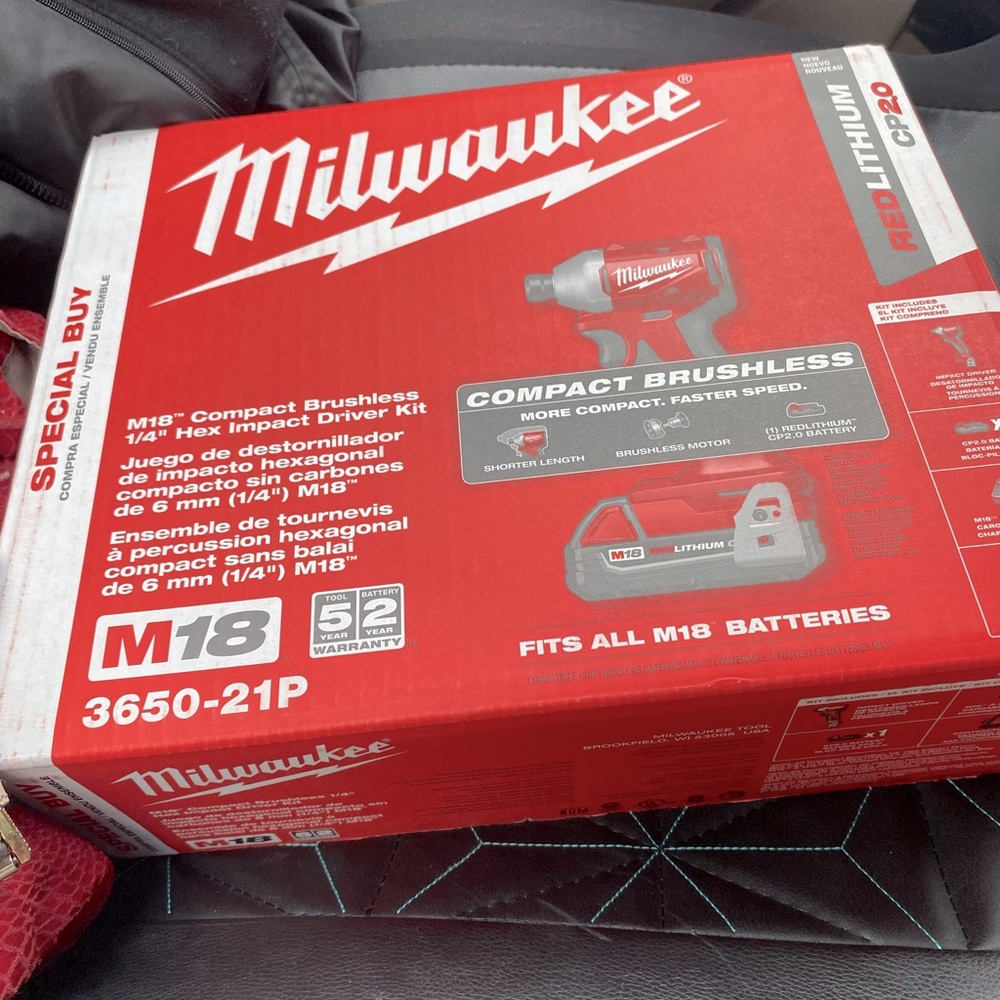 Milwaukee M18- 1/4 inch Hex Impact Driver Kit